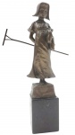 JOHANN PILAR (Polônia, 1870-1930) - Antiga escultura com a representação de uma menina holandesa em traje camponês tradicional, e segurando um ancinho; em bronze, base com assinatura "J. Pilar" e gravação "Wien" (Viena); sobre pedestal quadrangular de mármore. Johann Pilar foi um escultor polonês associado à Viena (Áustria), onde frequentemente assinava suas obras como "J. Pilar | Wien". Notabilizou-se por pequenas esculturas em bronze patinado sobre bases de mármore, destacando-se pela representação de figuras folclóricas e camponesas europeias em trajes tradicionais. Medidas: 32 x 6,5 cm.