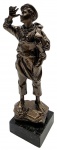 M. V. SCHACK -  Antiga escultura com a representação de um sapateiro em trajes de época; cerca de 1920; produzida pela prestigiada fundição alemã, Aktien Gesellschaft Gladenbeck G.m.b.h., em Berlim. Sobre base quadrangular de mármore. Medidas: 15 x 4 cm.