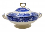 FLOW BLUE - SHANGHAI W. H. GRINDLEY & CO. LTD., ENGLAND - Antiga sopeira de porcelana em Flow Blue, padrão de decoração Shangai, com ilustração pictórica clássica inspirada em paisagens asiáticas tradicionais, geralmente com construções pagodes, pontes, árvores estilizadas e figuras. "Flow Blue" (ou azul fluido) é um estilo clássico de cerâmica e porcelana antiga do século XIX, famoso por seu padrão azul-cobalto que se "espalha" e borra intencionalmente sobre o fundo branco durante a queima. O padrão "Shanghai" produzido pela manufatura inglesa W. H. Grindley & Co. é um dos designs mais célebres e colecionáveis dentro do estilo flow blue (azul fluido). Introduzido originalmente no final da era vitoriana, por volta de 1891 e produzido até 1914, ele exemplifica a forte influência do estilo Chinoiserie (orientalismo) na Europa da época. Medidas: 30 x 19 cm. Com restauro na pega da tampa.