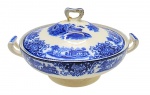 FLOW BLUE - SHANGHAI W. H. GRINDLEY & CO. LTD., ENGLAND - Antiga terrina de porcelana em Flow blue, padrão de decoração Shangai, com ilustração pictórica clássica inspirada em paisagens asiáticas tradicionais, geralmente com construções pagodes, pontes, árvores estilizadas e figuras. "Flow Blue" (ou azul fluido) é um estilo clássico de cerâmica e porcelana antiga do século XIX, famoso por seu padrão azul-cobalto que se "espalha" e borra intencionalmente sobre o fundo branco durante a queima. O padrão "Shanghai" produzido pela manufatura inglesa W. H. Grindley & Co. é um dos designs mais célebres e colecionáveis dentro do estilo flow blue (azul fluido). Introduzido originalmente no final da era vitoriana, por volta de 1891 e produzido até 1914, ele exemplifica a forte influência do estilo Chinoiserie (orientalismo) na Europa da época. Medidas: 27 x 15 cm. Com restauro na pega da tampa.