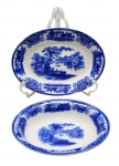 FLOW BLUE - SHANGHAI W. H. GRINDLEY & CO. LTD., ENGLAND - 01 bowl e 01 travessa ovais de porcelana, em Flow blue, padrão de decoração Shangai, com ilustração pictórica clássica inspirada em paisagens asiáticas tradicionais, geralmente com construções pagodes, pontes, árvores estilizadas e figuras. "Flow Blue" (ou azul fluido) é um estilo clássico de cerâmica e porcelana antiga do século XIX, famoso por seu padrão azul-cobalto que se "espalha" e borra intencionalmente sobre o fundo branco durante a queima. O padrão "Shanghai" produzido pela manufatura inglesa W. H. Grindley & Co. é um dos designs mais célebres e colecionáveis dentro do estilo flow blue (azul fluido). Introduzido originalmente no final da era vitoriana, por volta de 1891 e produzido até 1914, ele exemplifica a forte influência do estilo Chinoiserie (orientalismo) na Europa da época. Medidas: 28 x 10 cm; 23 x 4 cm.