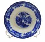 FLOW BLUE - SHANGHAI W. H. GRINDLEY & CO. LTD., ENGLAND - 01 bowl redondo de porcelana, em Flow Blue, padrão de decoração Shangai, com ilustração pictórica clássica inspirada em paisagens asiáticas tradicionais, geralmente com construções pagodes, pontes, árvores estilizadas e figuras. "Flow Blue" (ou azul fluido) é um estilo clássico de cerâmica e porcelana antiga do século XIX, famoso por seu padrão azul-cobalto que se "espalha" e borra intencionalmente sobre o fundo branco durante a queima. O padrão "Shanghai" produzido pela manufatura inglesa W. H. Grindley & Co. é um dos designs mais célebres e colecionáveis dentro do estilo flow blue (azul fluido). Introduzido originalmente no final da era vitoriana, por volta de 1891 e produzido até 1914, ele exemplifica a forte influência do estilo Chinoiserie (orientalismo) na Europa da época. Medidas: 26 x 7 cm.