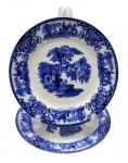 FLOW BLUE - SHANGHAI W. H. GRINDLEY & CO. LTD., ENGLAND - 02 pratos rasos de porcelana, em Flow Blue, padrão de decoração Shangai, com ilustração pictórica clássica inspirada em paisagens asiáticas tradicionais, geralmente com construções pagodes, pontes, árvores estilizadas e figuras. "Flow Blue" (ou azul fluido) é um estilo clássico de cerâmica e porcelana antiga do século XIX, famoso por seu padrão azul-cobalto que se "espalha" e borra intencionalmente sobre o fundo branco durante a queima. O padrão "Shanghai" produzido pela manufatura inglesa W. H. Grindley & Co. é um dos designs mais célebres e colecionáveis dentro do estilo flow blue (azul fluido). Introduzido originalmente no final da era vitoriana, por volta de 1891 e produzido até 1914, ele exemplifica a forte influência do estilo Chinoiserie (orientalismo) na Europa da época. Medidas: 22,5 cm (diâm.).