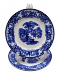 FLOW BLUE - SHANGHAI W. H. GRINDLEY & CO. LTD., ENGLAND - 03 pratos rasos de porcelana, em Flow Blue, padrão de decoração Shangai, com ilustração pictórica clássica inspirada em paisagens asiáticas tradicionais, geralmente com construções pagodes, pontes, árvores estilizadas e figuras. "Flow Blue" (ou azul fluido) é um estilo clássico de cerâmica e porcelana antiga do século XIX, famoso por seu padrão azul-cobalto que se "espalha" e borra intencionalmente sobre o fundo branco durante a queima. O padrão "Shanghai" produzido pela manufatura inglesa W. H. Grindley & Co. é um dos designs mais célebres e colecionáveis dentro do estilo flow blue (azul fluido). Introduzido originalmente no final da era vitoriana, por volta de 1891 e produzido até 1914, ele exemplifica a forte influência do estilo Chinoiserie (orientalismo) na Europa da época. Medidas: 22,5 cm (diâm.).
