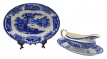 FLOW BLUE - SHANGHAI W. H. GRINDLEY & CO. LTD., ENGLAND - 01 molheira com presentoir oval e 01 travessa oval de porcelana, em Flow Blue, padrão de decoração Shangai, com ilustração pictórica clássica inspirada em paisagens asiáticas tradicionais, geralmente com construções pagodes, pontes, árvores estilizadas e figuras. "Flow Blue" (ou azul fluido) é um estilo clássico de cerâmica e porcelana antiga do século XIX, famoso por seu padrão azul-cobalto que se "espalha" e borra intencionalmente sobre o fundo branco durante a queima. O padrão "Shanghai" produzido pela manufatura inglesa W. H. Grindley & Co. é um dos designs mais célebres e colecionáveis dentro do estilo flow blue (azul fluido). Introduzido originalmente no final da era vitoriana, por volta de 1891 e produzido até 1914, ele exemplifica a forte influência do estilo Chinoiserie (orientalismo) na Europa da época. Medidas: 23 x 9 cm; 25 x 19 cm. Molheira com ínfimas manchas (na base e na parte interna).