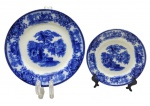 FLOW BLUE - SHANGHAI W. H. GRINDLEY & CO. LTD., ENGLAND - 01 prato raso e 01 prato de sobremesa de porcelana, em Flow Blue, padrão de decoração Shangai, com ilustração pictórica clássica inspirada em paisagens asiáticas tradicionais, geralmente com construções pagodes, pontes, árvores estilizadas e figuras. "Flow Blue" (ou azul fluido) é um estilo clássico de cerâmica e porcelana antiga do século XIX, famoso por seu padrão azul-cobalto que se "espalha" e borra intencionalmente sobre o fundo branco durante a queima. O padrão "Shanghai" produzido pela manufatura inglesa W. H. Grindley & Co. é um dos designs mais célebres e colecionáveis dentro do estilo flow blue (azul fluido). Introduzido originalmente no final da era vitoriana, por volta de 1891 e produzido até 1914, ele exemplifica a forte influência do estilo Chinoiserie (orientalismo) na Europa da época. Medidas: 22,5 cm (diâm.); 17,5 cm (diâm.)