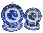 FLOW BLUE - SHANGHAI W. H. GRINDLEY & CO. LTD., ENGLAND - 03 pratos rasos e 06 pratos de sobremesa de porcelana, em Flow Blue, padrão de decoração Shangai, com ilustração pictórica clássica inspirada em paisagens asiáticas tradicionais, geralmente com construções pagodes, pontes, árvores estilizadas e figuras. "Flow Blue" (ou azul fluido) é um estilo clássico de cerâmica e porcelana antiga do século XIX, famoso por seu padrão azul-cobalto que se "espalha" e borra intencionalmente sobre o fundo branco durante a queima. O padrão "Shanghai" produzido pela manufatura inglesa W. H. Grindley & Co. é um dos designs mais célebres e colecionáveis dentro do estilo flow blue (azul fluido). Introduzido originalmente no final da era vitoriana, por volta de 1891 e produzido até 1914, ele exemplifica a forte influência do estilo Chinoiserie (orientalismo) na Europa da época. Medidas: 22,5 cm (diâm.); 17,5 cm (diâm.). Com bicados, manchados e fios de cabelo.