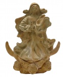 ARTE SACRA - ROMILDA, BAHIA, BRASIL - Imagem com a representação de Nossa Senhora da Conceição com três faces de anjos na base. Modelada em argila. Assinada pela artista no verso. Medidas: 26 x 22 cm. Com trincados na parte frontal; ínfimos danos nas mãos.