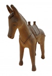 ARTE POPULAR - Escultura representando uma figura equina; em barro cozido. Inspirada no estilo do Mestre Vitalino (1909-1963). Medidas: 20 x 18 cm.