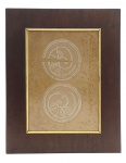 ANNA LETYCIA - Quadro, gravura, ano 1967, assinado, CID, representando arte abstrata; moldura em madeira com frontal em vidro fosco. Medidas com moldura: 40 x 50 cm; Medidas sem moldura: 24 x 34 cm. Moldura com ínfimos desgastes.