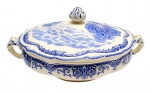 GRINDLEY ENGLAND, SCENES AFTER CONSTABLE - Parte de antigo serviço de jantar, anos 1936 a 1954, com 01 terrina redonda em porcelana inglesa decorada em azul cobalto com paisagens rurais inspiradas nas pinturas do famoso artista britânico John Constable. Medidas: 27 x 13 cm. Com ínfimas manchas na borda da tampa e do bowl; ínfimo bicado na base da tampa.