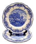GRINDLEY ENGLAND, SCENES AFTER CONSTABLE - Parte de antigo serviço de jantar, anos 1936 a 1954, com 03 pratos rasos em porcelana inglesa decorada em azul cobalto com paisagens rurais inspiradas nas pinturas do famoso artista britânico John Constable. Medidas: 23 cm (diâm.)