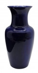 Vaso no formato balaústre na cor azul cobalto, em cerâmica esmaltada. Medidas: 46 x 21 cm.