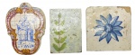 MARIA JOÃO PERES - Conjunto com 03 diferentes azulejos de estética clássica portuguesa, sendo um deles da ceramista portuguesa Maria João Peres, com imagem de Santana Mestra, e os outros dois decorados com motivo vegetalista e floral, respectivamente. Em cerâmica esmaltada colorida. Medidas: 17 x 12 cm; 14 x 10 cm; 14 x 14 cm. Azulejos floral e vegetalista com desgaste natural nas bordas e pequenas fissuras no esmalte condizentes com peças antigas.