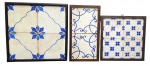 03 painéis emoldurados com antigos e diferentes azulejos de estética clássica portuguesa, adornados com volutas, motivos vegetalistas e geométricos simétricos em azul cobalto; dois painéis com quatro azulejos e um painel com dois azulejos; em cerâmica esmaltada. Medidas: 29 x 29 cm; 23,5 x 23,5 cm; 29 x 15 cm. Azulejos com desgaste natural nas bordas e pequenas fissuras no esmalte condizentes com peças antigas; molduras com desgastes.