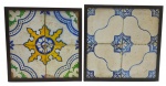 02 painéis emoldurados com quatro antigos e diferentes azulejos de estética clássica portuguesa, adornados com volutas, motivos florais, vegetalistas e geométricos simétricos, policromados e em tons de azul; em cerâmica esmaltada. Medidas: 28,5 x 28,5 cm; 30,5 x 30,5 cm. Azulejos com desgaste natural nas bordas e pequenas fissuras no esmalte condizentes com peças antigas; molduras com desgastes.