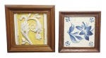 02 diferentes e antigos azulejos de estética clássica portuguesa, sendo um com relevo floral e fundo amarelo, provavelmente da Fábrica de Massarelos; e o outro com motivos florais em azul cobalto; em cerâmica esmaltada e emoldurados em madeira. Medidas: 20 x 20 cm; 17,5 x 17,5 cm. Azulejos com desgaste natural nas bordas e pequenas fissuras no esmalte condizentes com peças antigas.