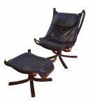CONJUNTO POLTRONA FALCON COM BANQUETA - Poltrona icônica cujo projeto se destaca por adotar o princípio da suspensão, com assento e encosto em couro natural preto suspenso por ganchos de metal e uma elegante estrutura em madeira nobre vergada; base de madeira nobre em cruz (com quatro pés); acompanha apoio para pés (banqueta) seguindo o mesmo projeto. Projetada pelo norueguês Sigurd Ressell (19202010), um dos mais proeminentes designers de interiores e mobiliário da Noruega, cujo trabalho consolidou o país no mapa do design moderno escandinavo internacional. Medidas da poltrona: 102 x 84 x 74 cm; Medidas da banqueta: 65 x 56 x 37 cm. Estofamento em couro das almofadas com desgastes e marcas devido ao uso; as alças da almofada da banqueta estão rompidas e seus ganchos em metal acompanham à parte. Envio somente por transportadora. Retirada na Rua Citiso.