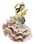 TIZIANO GALLI (1908-1986) - Escultura representando uma dançarina de flamenco, em trajes tradicionais espanhóis; déc.1940; em cerâmica italiana policromada e esmaltada; base protegida por feltro preto. Assinada. Medidas: 32 x 30 cm. Bordas de algumas saias com ínfimos fios de cabelo, descascados e bicados.