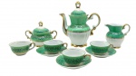 REAL - Parte de serviço de café com 10 itens, sendo: 01 bule, 01 açucareiro, 01 leiteira, 04 xícaras de café e 03 pires para xícaras de café; adornados com faixas verdes e filetes e padrões vegetalistas em dourado. Medidas: 18 x 16 cm; 8,5 x 3,5 cm. Bico do bule e três xícaras de café com ínfimos bicados; douração ligeiramente desvanecida em alguns pontos.