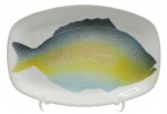 CERÂMICA PORTO FERREIRA SÃO PAULO - Travessa oval em cerâmica esmaltada, com a representação de um colorido peixe em sua galeria central. Medidas: 40 x 27 cm. Com ínfimo bicado.