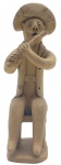 MESTRE VITALINO (1909-1963) - ARTE POPULAR - Escultura representando um flautista. Mestre Vitalino foi um renomado ceramista brasileiro, nascido em Caruaru, Pernambuco, cujas obras eram inspiradas na cultura, folclore e tradição do povo nordestino. Em barro cozido; assinado na base. Medidas: 22 x 9 x 6 cm. Aba do chapéu com sinais de restauro.