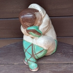 2039 - Belíssima e grande escultura respresentando uma pessoa em posição descontraída, porém triste,
