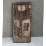 3614 - Belo quadro entalhado feito em madeira representando o interior de uma casa com escada, janel