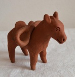 Cavalinho de cerâmica  com cela movel, 13x17 cm