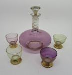 Garrafa de licor antiga  com 4 tacinhas coloridas, garrafa mede 18 cm alt ,com a tampa  e as taças 5,2 cm