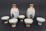 2 pequenas garrafas de Saquê com 5 taças , em porcelana marca japonesa