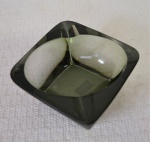 Cinzeiro de cristal de vidro esverdeado,      cm possúi pequeno lascadinho na base.