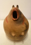 Marta Rodas e Julia Isidres, figura antropomorfica, cerâmica  37x25 cm, obra adquirida na visita técnica do Museu de Assuncion em 2006