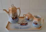 Conjunto de porcelana antigo dec de 60, Bule 14 cm alr, leiteira 9 cm alt, açucareiro 8 cm alt, bandeija 29x28 cm  tudo em perfeito estado. possui uma marca numerica  atrás de uma das peças.