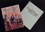 livro - Beautiful People of the Café Society: Scrapbooks by the Baron de Cabrol -  Thierry Coudert - Flammarion - 2016 -  idioma inglês - 264 p. - capa dura e parte interna em ótimo estado de conservação - acompanha caixa protetora - (34x26,5)cm.