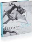 livro - Tiffany Style: 170 Years of Design - John Loring - Abrams - 2008 - idioma inglês - 304 p. - capa dura com sobrecapa e parte interna novo - livro lacrado - canto inferior esquerdo levemente danificado - (23,5x23)cm. 
