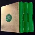 livro - Made By... Feito por Brasileiros - Alexandre Allard e Outros - Capivara - 2014 - 1º ed. - bilingue port./inglês - 1136 p. - 3 volumes: Artistas Artists / O Mundo da Arte - Artworld / Palavras & Fotos - Words & Pix acompanha caixa protetora - brochuras com capas e parte interna em excelente estado de conservação - (30X25) cm.
