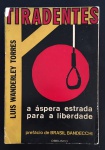 livro - Tiradentes: a áspera estrada para a Liberdade - Luis Wanderley Torres - Obelisco - 1965 - 456 p. - brochura com as capas soltas - miolo levemente amarelado -(23X16) cm.