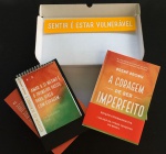 livro - A Coragem de Ser Imperfeito - Brené Brow - Sextante - 2025 - 220 p. - Kit Comemorativo de 1 milhão de livros vendidos no Brasil  contendo o livro + calendário de Mesa + placa - tudo em perfeitoestado de conservação - livro (24x16,5)cm. - caixa promocional (17,5x33)cm.