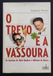 livro - O Trevo e a Vassoura: Os destinos de Jânio Quadros e Adhemar de Barros - Gabriel Kwak - A Girafa Editores - 2006 - 357 p. - brochura com capa e miolo em bom estado de conservação - dedicatória com autografo do autor na primeira pagina - Muitas paginas com anotações a lápis - (23x16)cm.