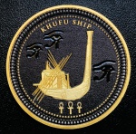 Moeda Ilhas Salomão - 50 Cents 2024 - 38gr - 45mm - Níquel Preto e Revestimento seletivo de Ouro - Séries: Egito Antigo - Navio de Khufu - Rei Charles III - Com Certificado.