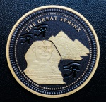 Moeda Ilhas Salomão - 50 Cents 2024 - 38gr - 45mm - Níquel Preto e Revestimento seletivo de Ouro - Séries: Egito Antigo - A Grande Esfinge - Rei Charles III - Com Certificado.