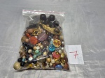 Lote de diversas peças para confecção de bijuterias, pesando aproximadamente 950g.