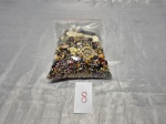 Lote de diversas peças para confecção de bijuterias, pesando aproximadamente 980g.