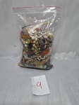 Lote de diversas peças para confecção de bijuterias, pesando aproximadamente 950g.