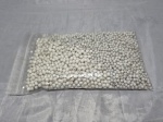 Lote de diversas miçangas, contas brancas, aproximadamente 500g.