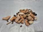 Lote com peças em cerâmica e madeira para artesanatos.