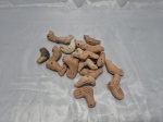 Lote de 22 enfeites de animais em cerâmica crua. Medindo em media 4cm x 4,5cm.