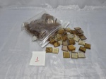 Lote de aproximadamente 1kg de pastilha de vidro na cor âmbar.