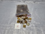 Lote de aproximadamente 1kg de pastilha de vidro na cor âmbar.